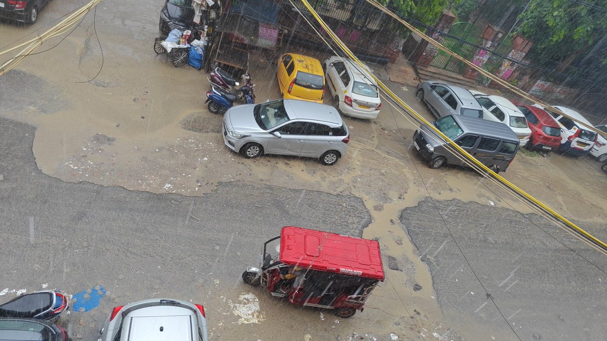 YashMad21's tweet photo. @p_sahibsingh @PraveshRatnAPP 
@gupta_rekha @MCD_Delhi @DelhiJalBoard 
It's been like this for almost 2 years now.
Do you people not feel any empathy for local residents and what we go through daily. https://t.co/R22RRNR5cV