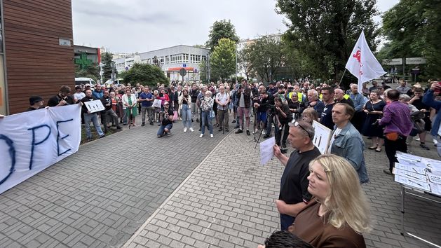 mordownik4u's tweet photo. 🚨Umowa najmu wypowiedziana – w lokalu przy ul. Dworskiej w Krakowie działał nielegalny meczet

W Krakowie na osiedlu Podwawelskim zakończyła się sprawa kontrowersyjnego lokalu przy ul. Dworskiej 1. Zarządca budynku wypowiedział umowę najmu Fundacji Al-Fadżr jeszcze przed protestem narodowców. Od sierpnia lokal będzie dostępny dla nowego najemcy – niebędącego centrum muzułmańskim.

Protest, który odbył się w poniedziałek 6 lipca, zgromadził ok. 150-200 osób. Narodowcy i mieszkańcy sprzeciwiali się działaniu miejsca, w którym regularnie odbywały się muzułmańskie modlitwy – mimo że formalnie było to „centrum kultury”. Fundacja podkreślała legalność działalności, ale mieszkańcy zarzucali brak transparentności i brak konsultacji z lokalną społecznością.

Policja interweniowała wobec kontrmanifestantów, którzy zorganizowali niezgłoszone zgromadzenie.

Dzięki determinacji mieszkańców i presji publicznej „saga meczetowa” na Podwawelskim dobiegła końca. Lokal wraca do normalnego użytku.