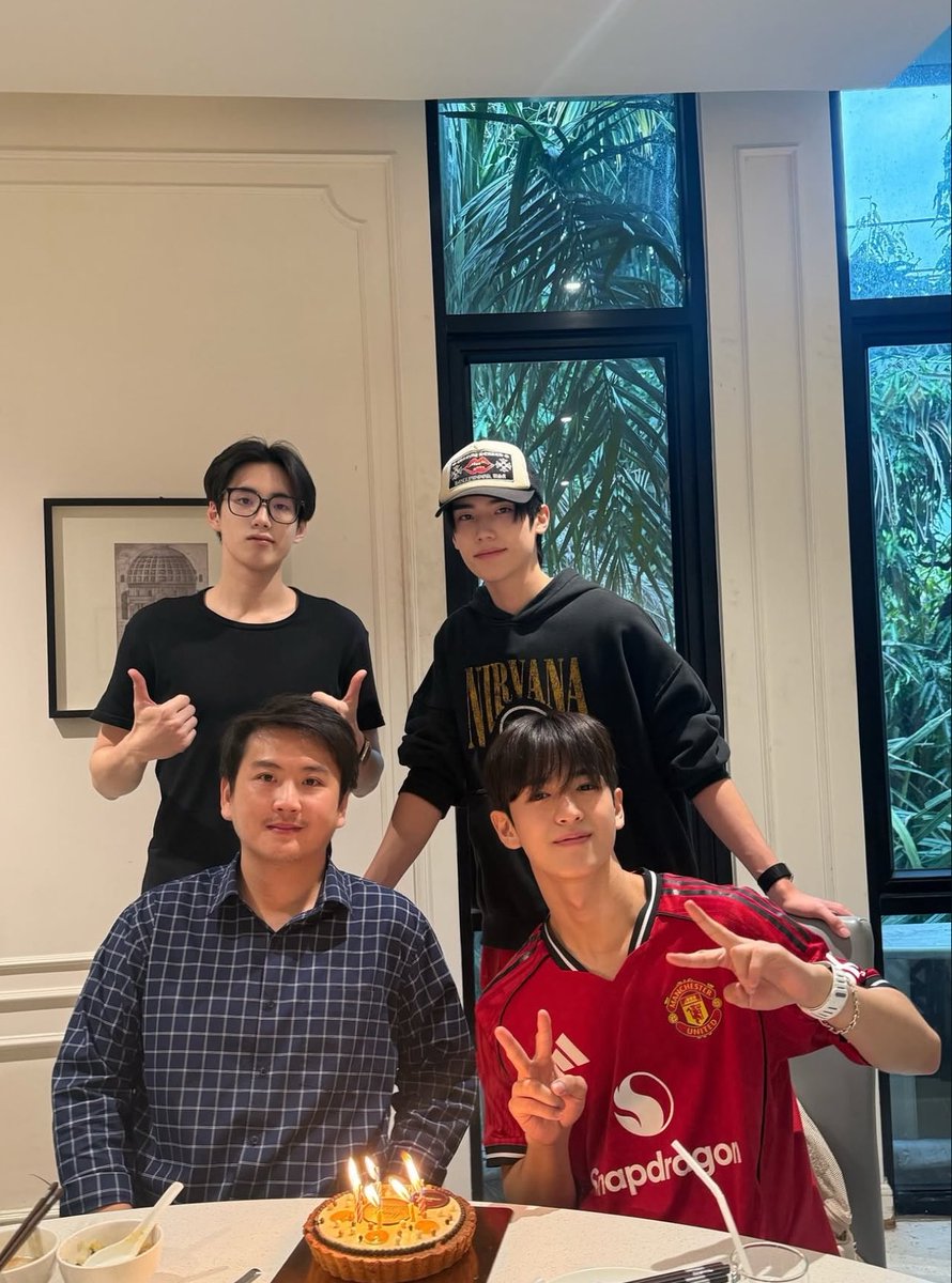 ArmTaen9's tweet photo. บ้านลิ้มฉลองวันเกิดให้พี่จิน 🥹 https://t.co/2LggXWXQsp