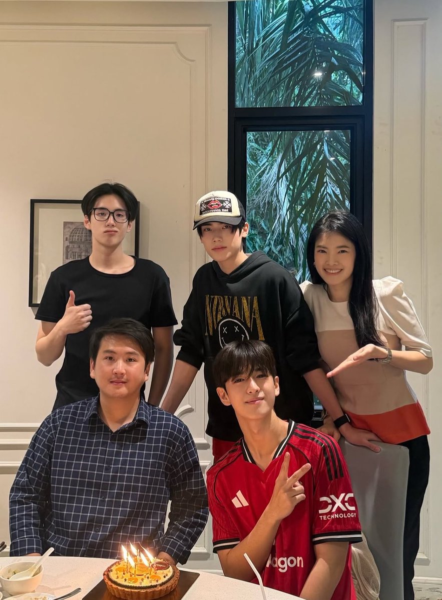 ArmTaen9's tweet photo. บ้านลิ้มฉลองวันเกิดให้พี่จิน 🥹 https://t.co/2LggXWXQsp