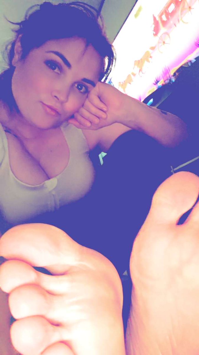 ToesMommy97's tweet photo. Go ahead and stroke on mommy's face #trending #thepose #trib #nsfw #wataa #feet #toes https://t.co/9AcQk4UkXE