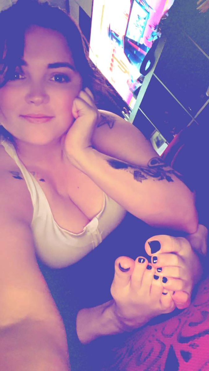 ToesMommy97's tweet photo. Go ahead and stroke on mommy's face #trending #thepose #trib #nsfw #wataa #feet #toes https://t.co/9AcQk4UkXE