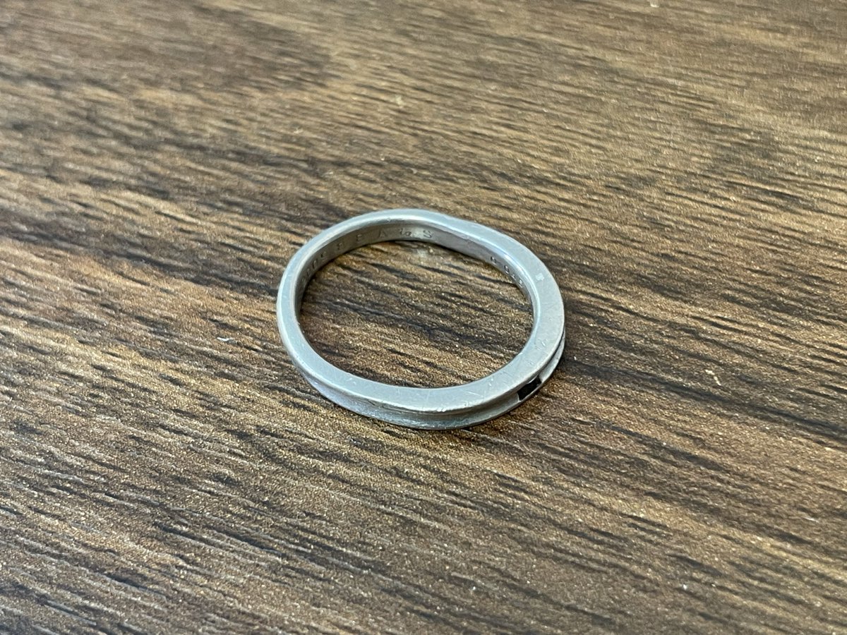 notohibachi's tweet photo. 気がついたら指輪が潰れて楕円になっていたんだけどこんなことってある！？

虫に刺されて腫れたら終わりやん。

無理かと思ったけどギリギリ外せました。
もう小指にしかつけれない。 https://t.co/fqe6sU5byB