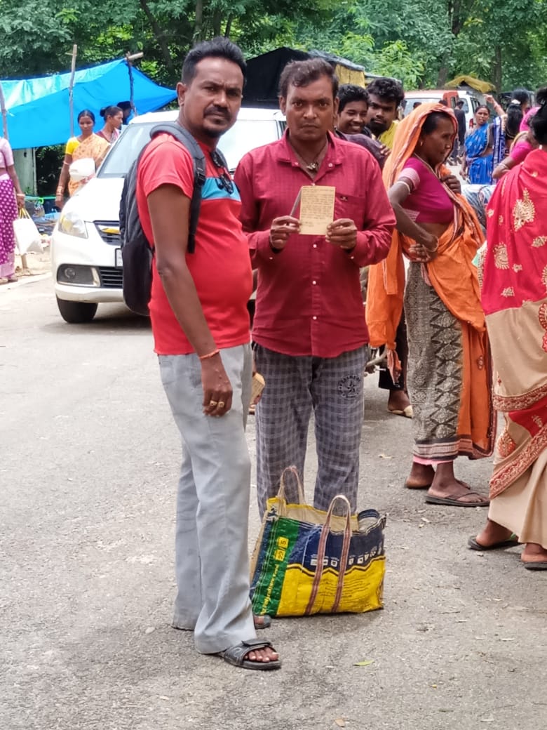 BikashMancha's tweet photo. ଚାଷୀଙ୍କ ହକ୍ ପାଇଁ ଶ୍ରମଜୀବୀ ବିକାଶ ମଞ୍ଚର ପ୍ରୟାସ! ଖଡ଼ିଆଳ ବ୍ଲକ ଲାଞ୍ଜି  
"ହାଟରେ ପଡିଆ ରୁ ବଢିଆ" ଅଭିଯାନ। 
ଦ୍ଵିତୀୟ ଫସଲ ପାଇଁ ଠିକ୍ ସମୟରେ ବିହନ ମାଗି ଶତାଧିକ ଚାଷୀ ପୋଷ୍ଟକାର୍ଡ ମାଧ୍ୟମରେ ସରକାରଙ୍କୁ ଚିଠି ଲେଖିଲେ।@Atmashakti3   #BrownToGreen #FruitsOfHarvest #SecondCrop #DalForFarmers
#PulsesMission https://t.co/pblZFKzvur
