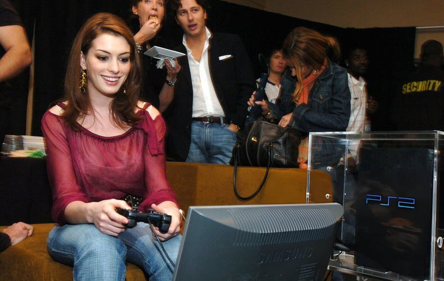 ObsoleteSony's tweet photo. Anne Hathaway PS2 https://t.co/vseZUowPHL