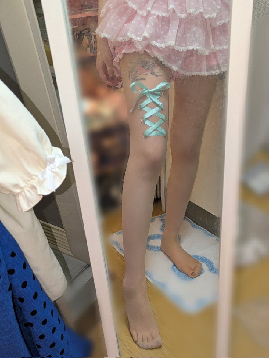Kodokuna_kingyo's tweet photo. コルセットピアス開けるのダルいから
ストッキングでコルセットピアス風に
アレンジしたの私って天才かもしれん♪ https://t.co/eW9HwIBcrv