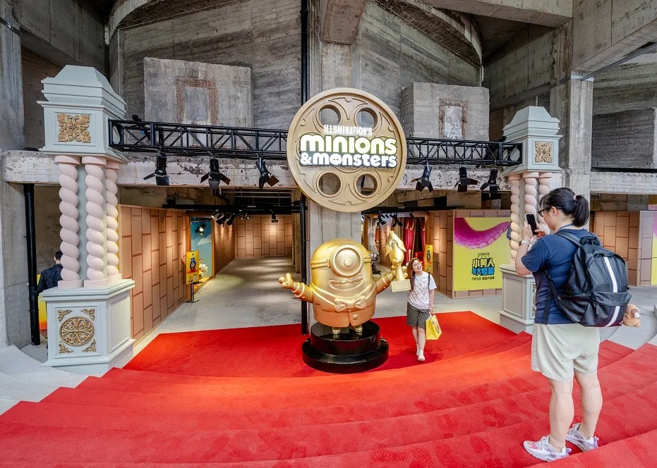 XuhuiShanghai's tweet photo. Three GIANT Minions have taken over the Xuhui riverfront, and it's as chaotic-cute as it sounds.
Timed to the release of Minions & Monsters, GATE M West Bund Dream Center has transformed into a full Minions universe — oversized installations, monster easter eggs, and photo-ready corners at every turn.