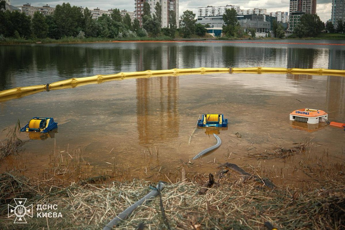 aborealis940's tweet photo. Cleanup efforts to address a large-scale oil spill on Lake Kyrylivske in Obolon district, #Kyiv have been underway for the seventh day in a row 😢😢😢

Rescue workers have collected 133 cubic meters of the contaminated substance, installed boom barriers, https://t.co/VuhfWJzOle