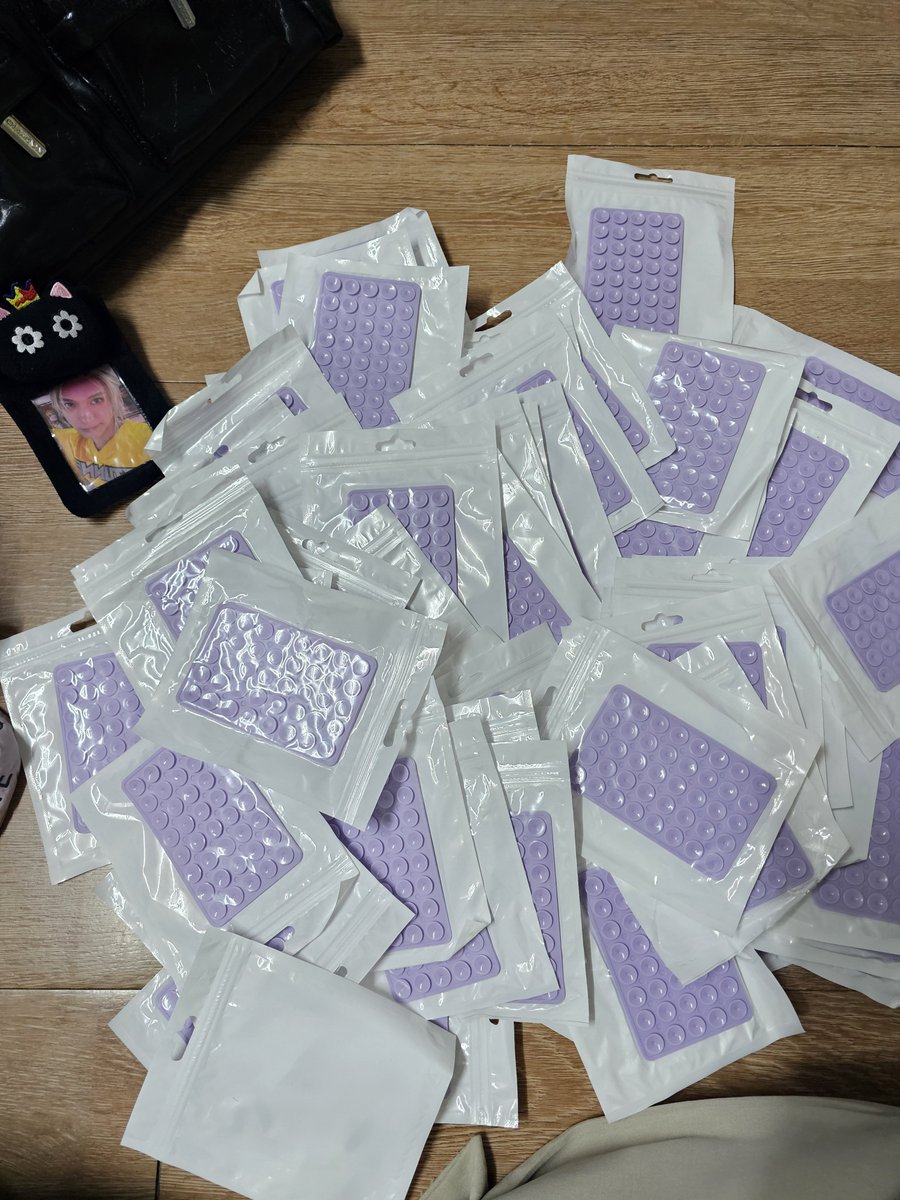 Manudoun's tweet photo. ถ้าแจกสิ่งนี้มีใครอยากได้อีกไหมคะ รอบก่อนร้อยกว่าชิ้นเกลี้ยงมีใครได้ไปบ้าง  

#TENCORE0110iscalling #TENCORE0110Concert 
#10YearsWithTEN  #TENLEE #เตนล์ #TEN https://t.co/MbAiJcbSFK
