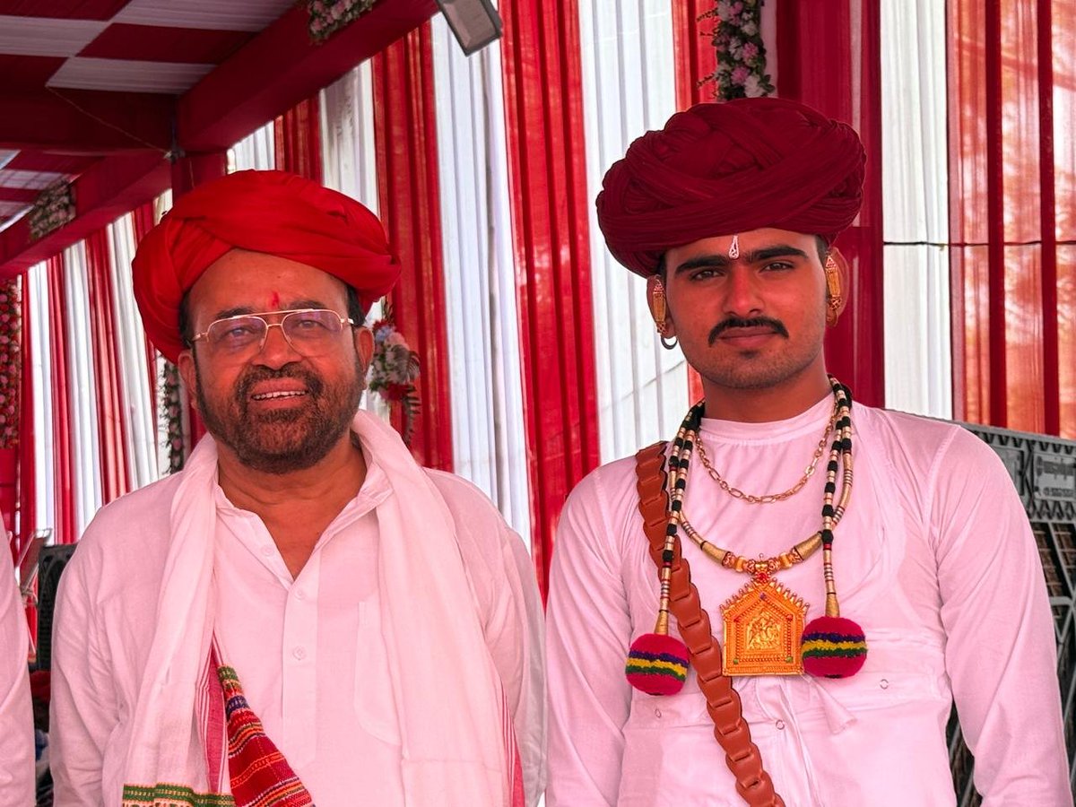 SanyamLodha66's tweet photo. बरलूट, सिरोही में श्री कलाराम जी देवासी के सुपुत्र के विवाह समारोह में भाग लेकर परिजनों से मुलाकात कर बधाई और शुभकामनाएं दी।

@INCRajasthan https://t.co/i7190xsQl1
