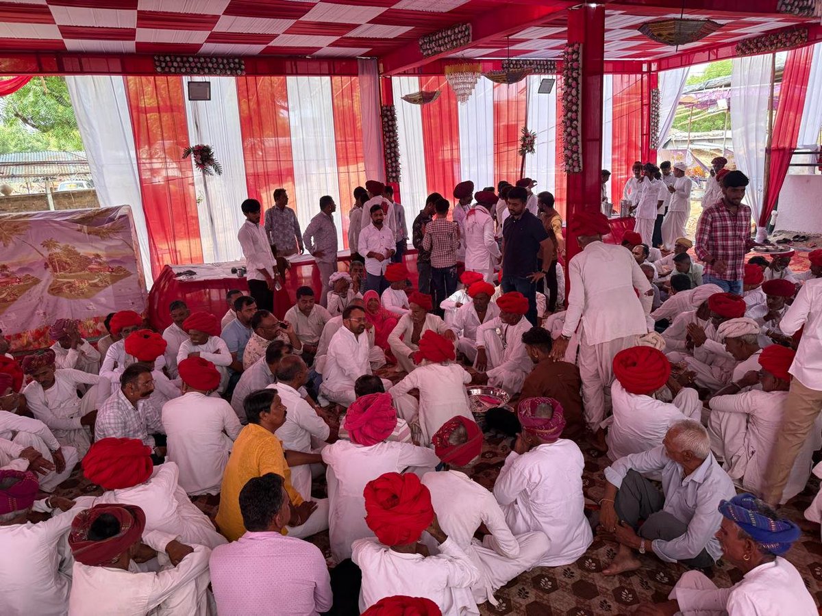 SanyamLodha66's tweet photo. बरलूट, सिरोही में श्री कलाराम जी देवासी के सुपुत्र के विवाह समारोह में भाग लेकर परिजनों से मुलाकात कर बधाई और शुभकामनाएं दी।

@INCRajasthan https://t.co/i7190xsQl1