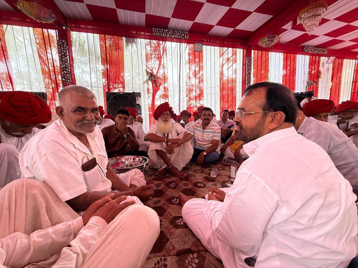 SanyamLodha66's tweet photo. बरलूट, सिरोही में श्री कलाराम जी देवासी के सुपुत्र के विवाह समारोह में भाग लेकर परिजनों से मुलाकात कर बधाई और शुभकामनाएं दी।

@INCRajasthan https://t.co/i7190xsQl1