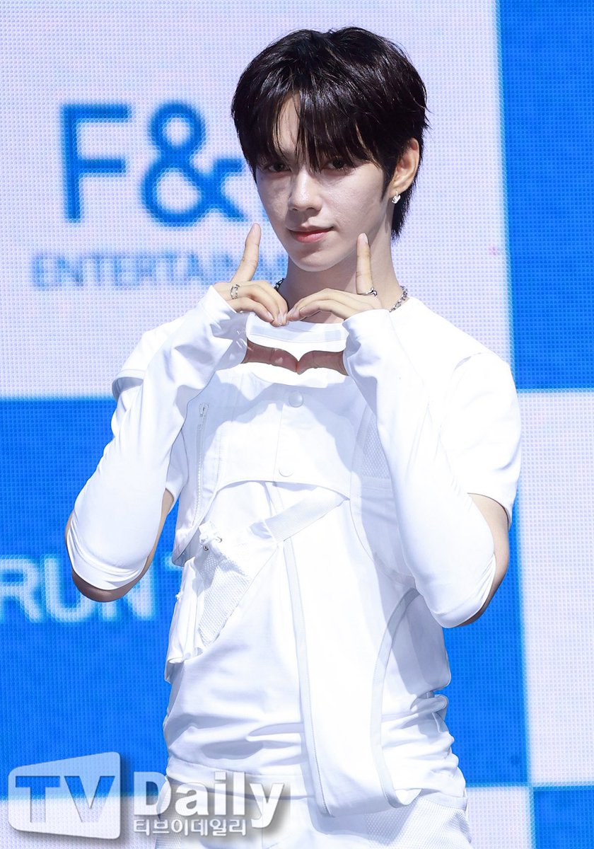 _ahofJL's tweet photo. run to you comeback press showcase interview

#JL: “i want to win first place on music shows. every time we receive a trophy on stage, it feels like the result of all our hard work, and it makes me truly happy. during this promotion, i want to create more special moments together with our fans.”

#아홉 #AHOF #제이엘 #RUN_TO_YOU