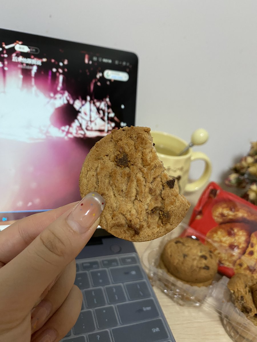 Vintage_Electro's tweet photo. Just pulled these warm, crumbly chocolate chip cookies fresh from the oven —the kitchen smells like heaven and my afternoon just got way better! https://t.co/XwbgW0U1H6
