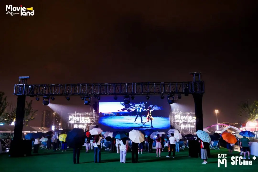 XuhuiShanghai's tweet photo. Summer has a new chapter on the Xuhui riverfront, written in movies.
On July 2, MovieLand · GATE M began at GATE M West Bund Dream Center, kicking off 39 days of outdoor cinema across three city landmarks. More than 50 screenings will bring classics, art movies, animation and sci-fi to riverside lawns, open plazas and summer night walks.