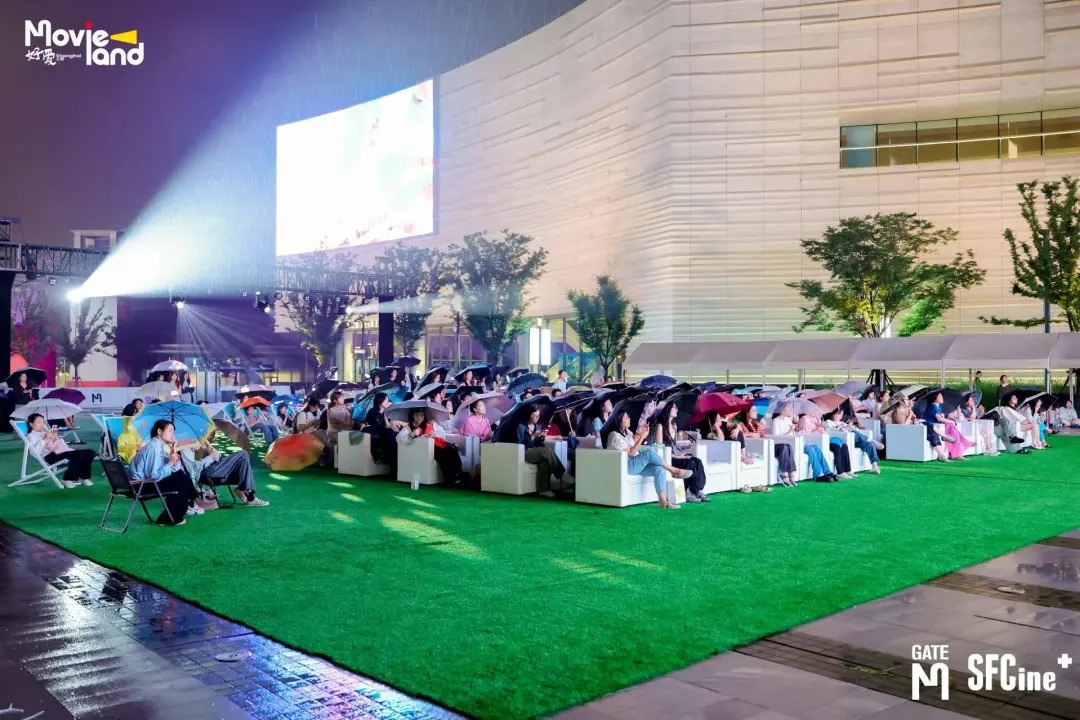 XuhuiShanghai's tweet photo. Summer has a new chapter on the Xuhui riverfront, written in movies.
On July 2, MovieLand · GATE M began at GATE M West Bund Dream Center, kicking off 39 days of outdoor cinema across three city landmarks. More than 50 screenings will bring classics, art movies, animation and sci-fi to riverside lawns, open plazas and summer night walks.