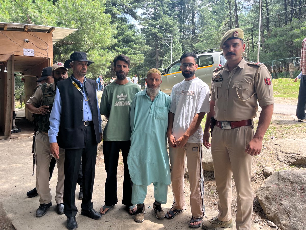 SudarshanNewsTV's tweet photo. जिस मार्ग से गुजरने वाले थे बाबा अमरनाथ जी के भक्त, वहां मिले ये 3 संदिग्ध,
जम्मू कश्मीर पुलिस ने अनंतनाग में फेशियल रिकॉग्निशन सिस्टम ने तीनों को दबोचा,
क्या था टारगेट और कब करना था पूरा ?.. पूछताछ जारी..
हिन्दुओं को काफिर और उनके देवताओं की पूरा शिर्क वाली सोच से बताए जा रहे है प्रेरित..

#Kashmir #Anantnag