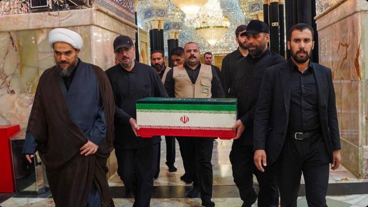 IraninIndonesia's tweet photo. Peti jenazah cucu perempuan berusia 14 bulan dari Pemimpin Syahid Iran tiba di pelataran Makam Suci Hazrat Abalfazl di Karbala, didampingi oleh ayahnya. https://t.co/vVMqEXr2hp