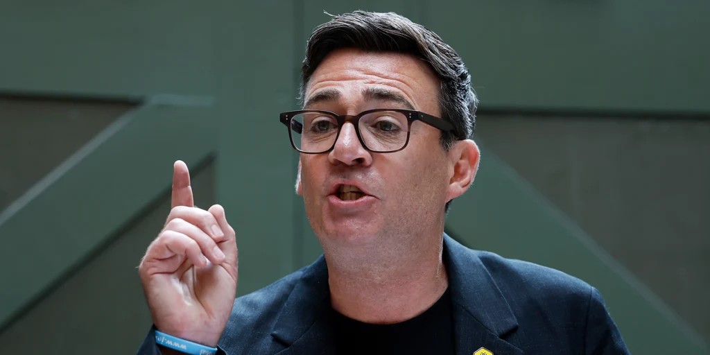 RachelD1892's tweet photo. Jaw-dropping hubris from Burnham as he describes Farage's resignation as a "gimmick" and says he wants to bring power "back to the people"
Installed as PM via a contrived by election after Labour were  crushed in elections they tried to cancel.
Mind boggling arrogance. https://t.co/HZE23favUZ