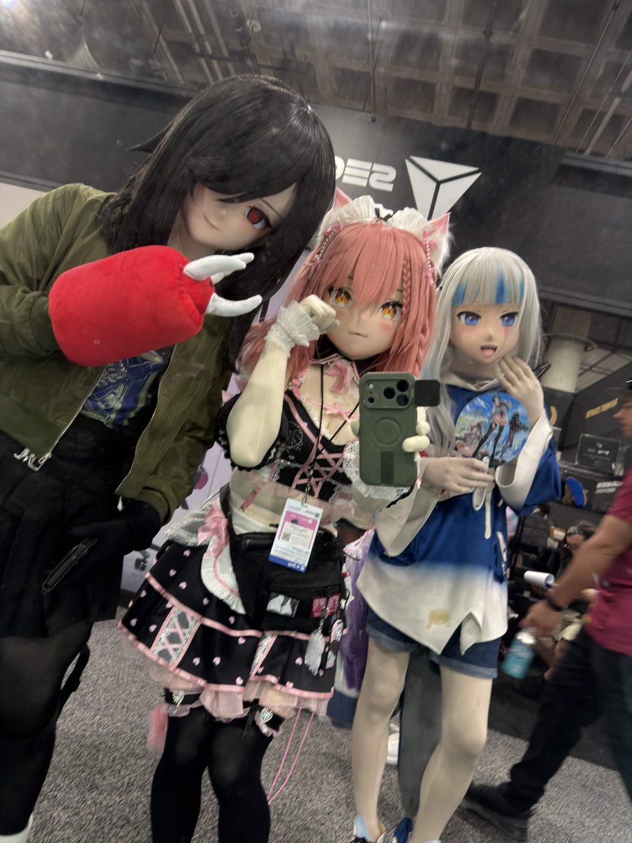 va8tt's tweet photo. 因为有暑假课，导致我只能参加周六的漫展，最幸福的是遇到了一只小猫和一只小鲨鱼。真是善良的小动物，还有个小哥一直用翻译器帮我交流，我还在读语言班，no～
(原谅我的肩宽，我之前长期在健身房锻炼) https://t.co/kOr440DH30