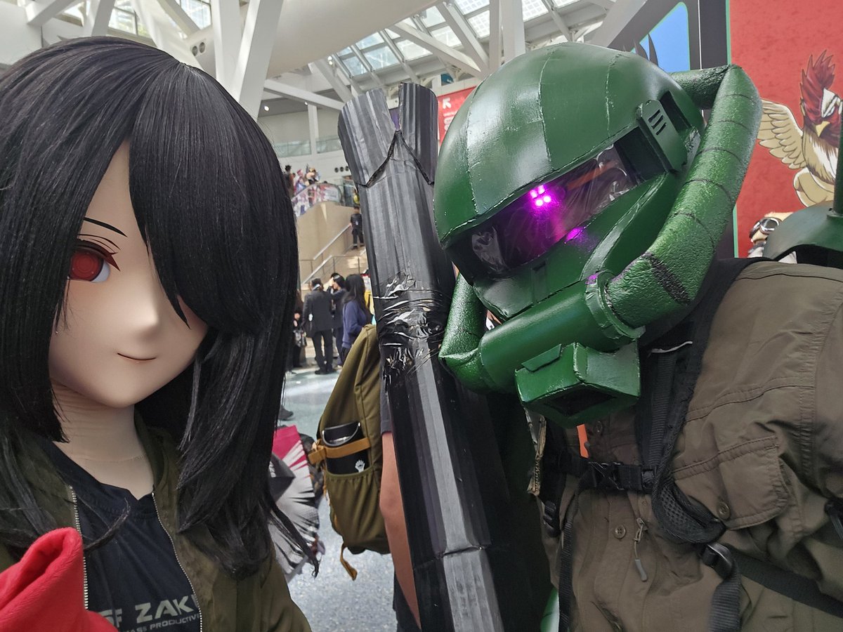 va8tt's tweet photo. 因为有暑假课，导致我只能参加周六的漫展，最幸福的是遇到了一只小猫和一只小鲨鱼。真是善良的小动物，还有个小哥一直用翻译器帮我交流，我还在读语言班，no～
(原谅我的肩宽，我之前长期在健身房锻炼) https://t.co/kOr440DH30