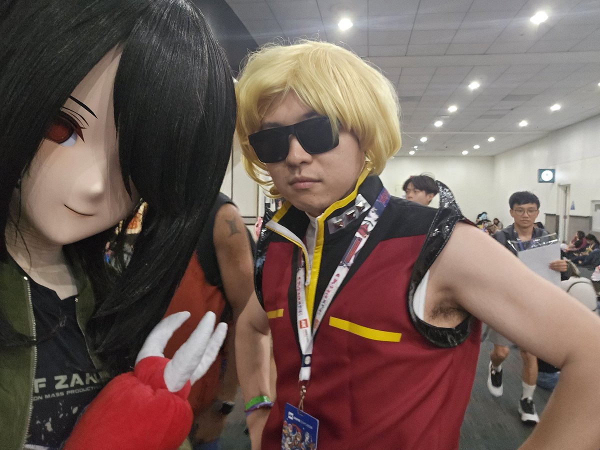 va8tt's tweet photo. 因为有暑假课，导致我只能参加周六的漫展，最幸福的是遇到了一只小猫和一只小鲨鱼。真是善良的小动物，还有个小哥一直用翻译器帮我交流，我还在读语言班，no～
(原谅我的肩宽，我之前长期在健身房锻炼) https://t.co/kOr440DH30