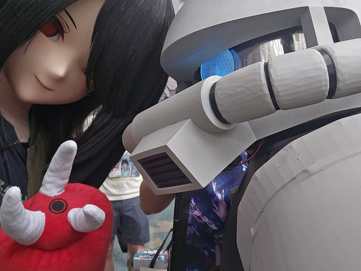 va8tt's tweet photo. 因为有暑假课，导致我只能参加周六的漫展，最幸福的是遇到了一只小猫和一只小鲨鱼。真是善良的小动物，还有个小哥一直用翻译器帮我交流，我还在读语言班，no～
(原谅我的肩宽，我之前长期在健身房锻炼) https://t.co/kOr440DH30