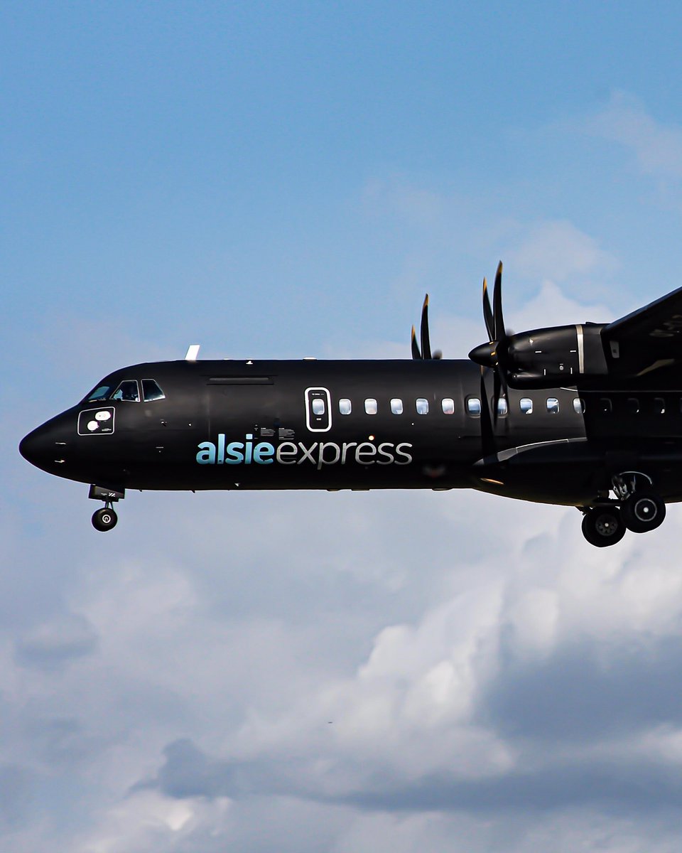 dasgonaviation's tweet photo. Aterrizando años atrás este @ATRaircraft de @AlsieExpress en Barcelona después de un largo viaje desde Dinamarca🇩🇰. Sinceramente, esa librea negra/mate le queda espectacular⚫️✈️
@Spottersbcn
#aviation #spotting #barcelona #atr72 #alsieexpress https://t.co/Ga9my0NrLt
