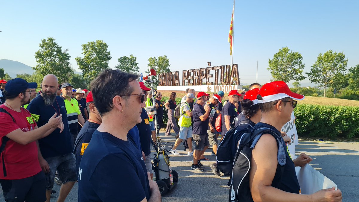 FICCOOCat's tweet photo. @ccooalstom @CCOOIndvocccatc @krys26krys @NEREIDACCOO @MCanteroSanchez @RuedaJruedaM @ccoo_vocc_catc @IvAn_Rv76 @marcruizvidal85 @Alex_M_Conesa @ccoocatalunya @Industria_CCOO @annanunezv La manifestació d'Alstom entra a Santa Perpètua, direcció a l'Ajuntament https://t.co/6Jvnbtea60