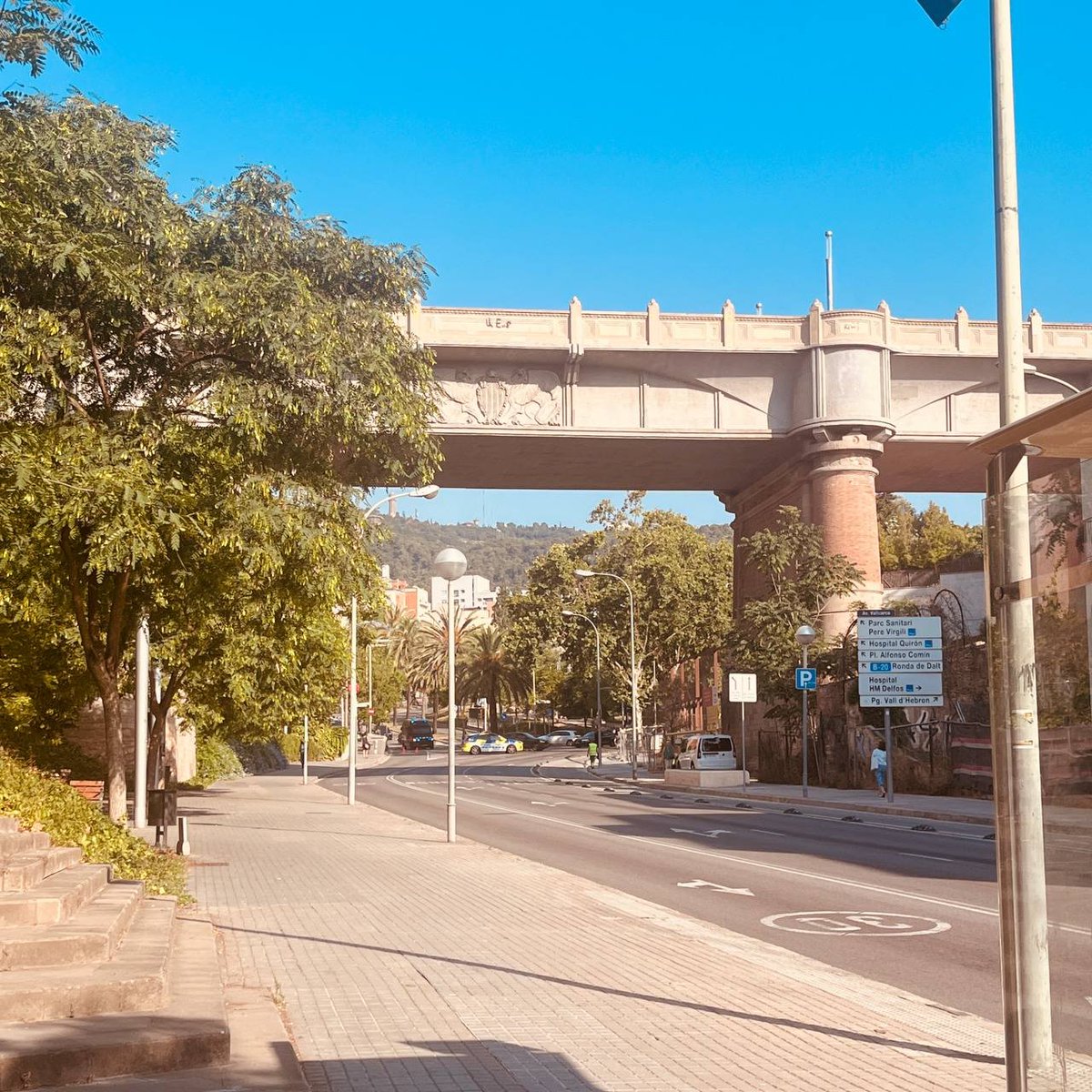 AVallcarca's tweet photo. Avui, #Vallcarca militaritzada un cop més per l'Ajuntament del @pscbarcelona. Aquests milers d'euros malgastats es podrien haver destinat a ajudar a la família desnonada a trobar una alternativa digna! https://t.co/K7wJyZnDDK