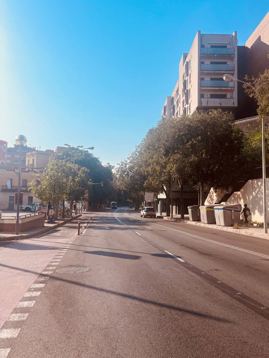 AVallcarca's tweet photo. Avui, #Vallcarca militaritzada un cop més per l'Ajuntament del @pscbarcelona. Aquests milers d'euros malgastats es podrien haver destinat a ajudar a la família desnonada a trobar una alternativa digna! https://t.co/K7wJyZnDDK
