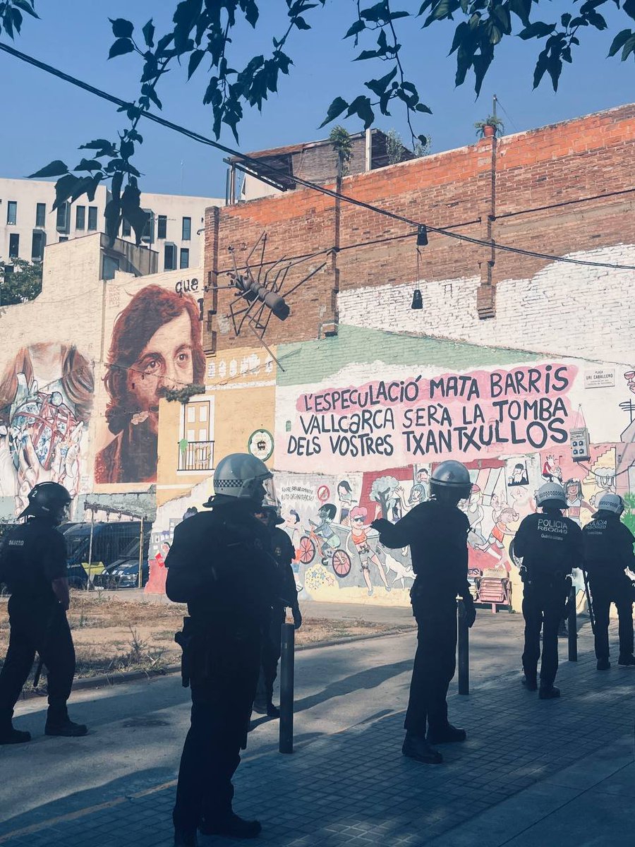 AVallcarca's tweet photo. Avui, #Vallcarca militaritzada un cop més per l'Ajuntament del @pscbarcelona. Aquests milers d'euros malgastats es podrien haver destinat a ajudar a la família desnonada a trobar una alternativa digna! https://t.co/K7wJyZnDDK