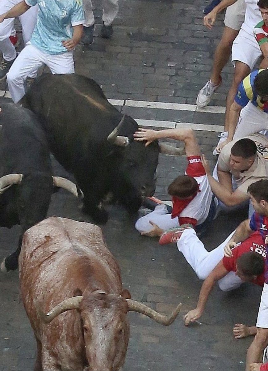 fernandoMoline's tweet photo. El primer herido por Asta de Toro San Fermin 2026 en el encierro de hoy. https://t.co/HnZgfiJfNZ