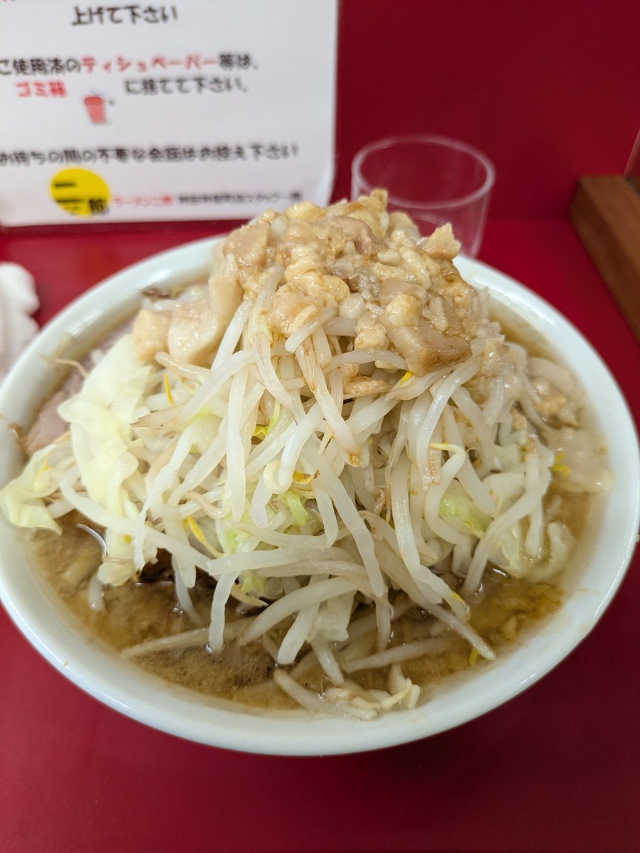 Zeus_0C's tweet photo. ラーメン二郎　神保町店
13時40分頃並びはじめ
15時20分頃着丼

麺少なめヤサイアブラカラメ1100円
麺がでろってしてて美味い
半分と少なめと普通の違いが分からないんだなこれは https://t.co/uPPIEchXLo