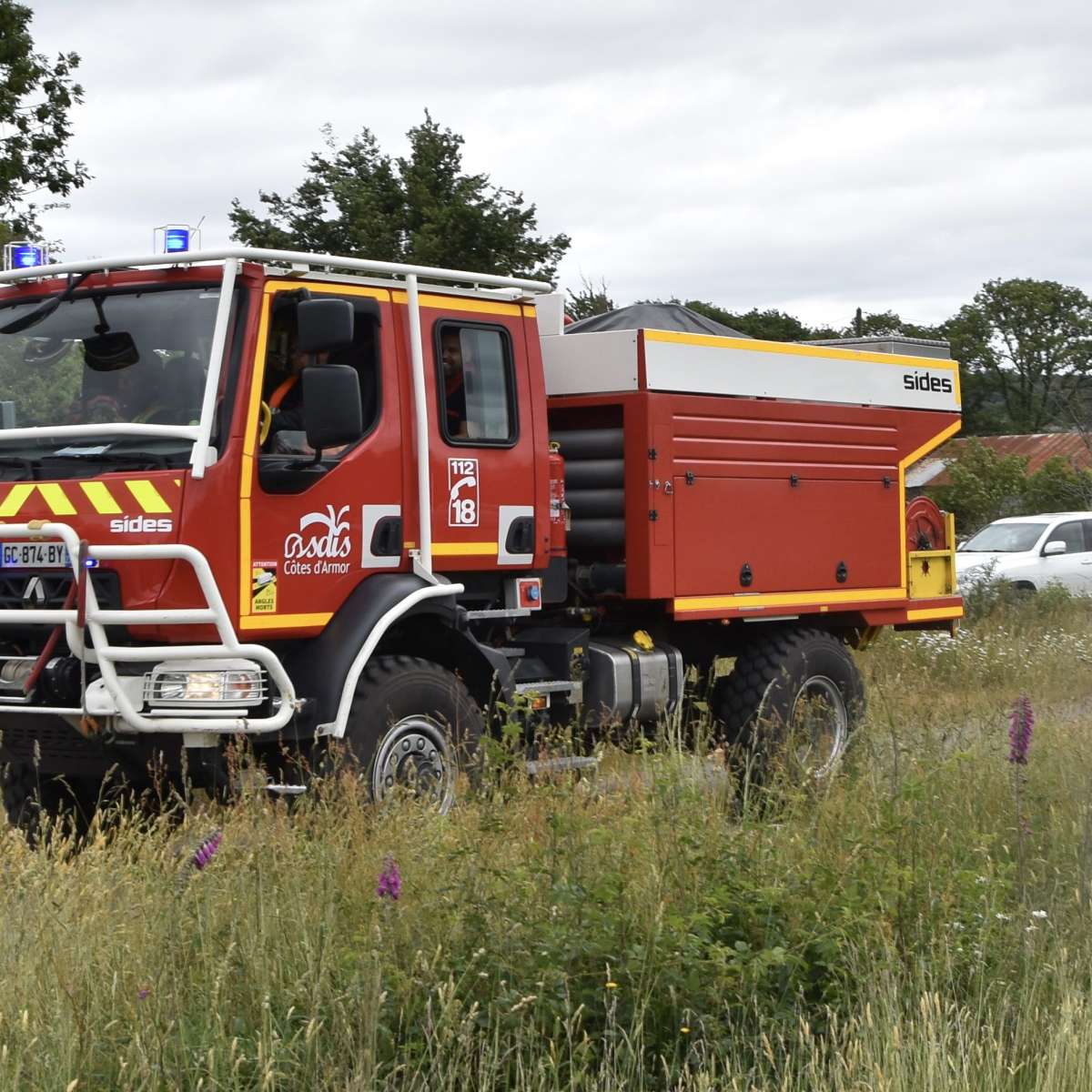 RAutrement's tweet photo. Près de 2 hectares de chaume sont partis en fumée ce mardi soir à #SaintThurial. Ce nouvel incendie intervient après plusieurs autres départs de feu enregistrés ces derniers jours à #Liffré, #Laillé et #Treffendel, sur fond de fortes chaleurs. à lire : https://t.co/XFty3T079s https://t.co/CxyvcVHo0g