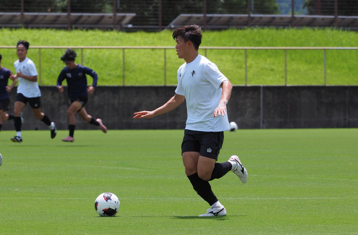 roassoofficial's tweet photo. 【トップチーム】
7/8（水）#ロアッソ熊本 は長崎国際大学とトレーニングマッチ（15分×4本）を行い、6-0勝利しました。
得点者は、#鹿取勇斗 選手、#藤井皓也 選手、#べジョンミン 選手が2ゴール、#石原央羅 選手、#永井颯太 選手です⚽
結果は👉https://t.co/6PlcMCn0al
強い日差しが照りつける30℃以上の真夏日となりましたが、15分ごとにクーリングブレイクを挟みながら行いました。

ここから練習やトレーニングマッチを重ね、チームの連携をさらに深め、約1か月後の開幕戦に向けて、全員で突き進みます。

#ロアッソ熊本
#やりきれだしきれつかみとれ
