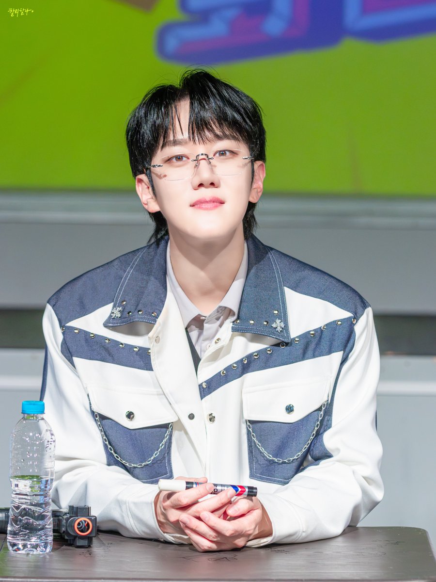 CHARLNA131's tweet photo. 260704
뮤지컬 6시퇴근 밤공 사인회

윤지석 役 김찰리 배우님

👓

#김찰리 #찰지석 #6시퇴근 https://t.co/c0MzyOkfhn