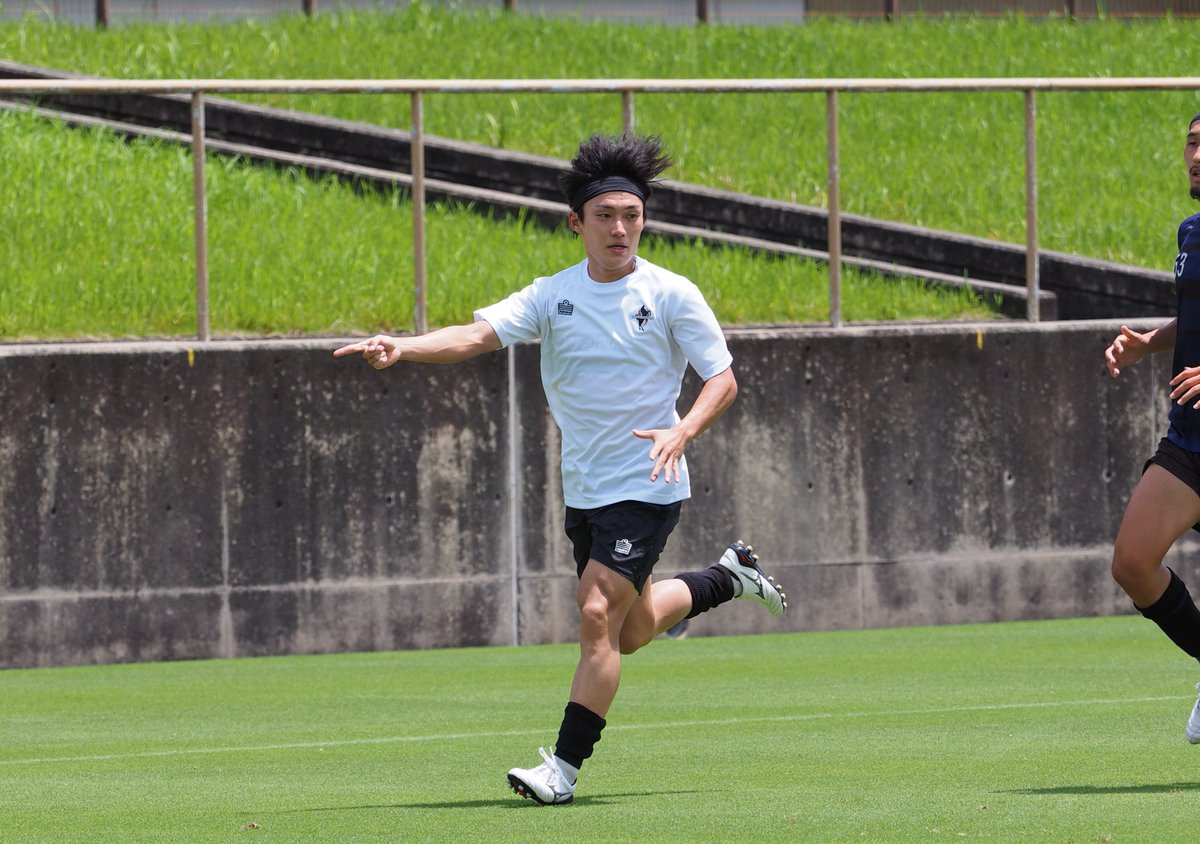 roassoofficial's tweet photo. 【トップチーム】
7/8（水）#ロアッソ熊本 は長崎国際大学とトレーニングマッチ（15分×4本）を行い、6-0勝利しました。
得点者は、#鹿取勇斗 選手、#藤井皓也 選手、#べジョンミン 選手が2ゴール、#石原央羅 選手、#永井颯太 選手です⚽
結果は👉https://t.co/6PlcMCn0al
強い日差しが照りつける30℃以上の真夏日となりましたが、15分ごとにクーリングブレイクを挟みながら行いました。

ここから練習やトレーニングマッチを重ね、チームの連携をさらに深め、約1か月後の開幕戦に向けて、全員で突き進みます。

#ロアッソ熊本
#やりきれだしきれつかみとれ