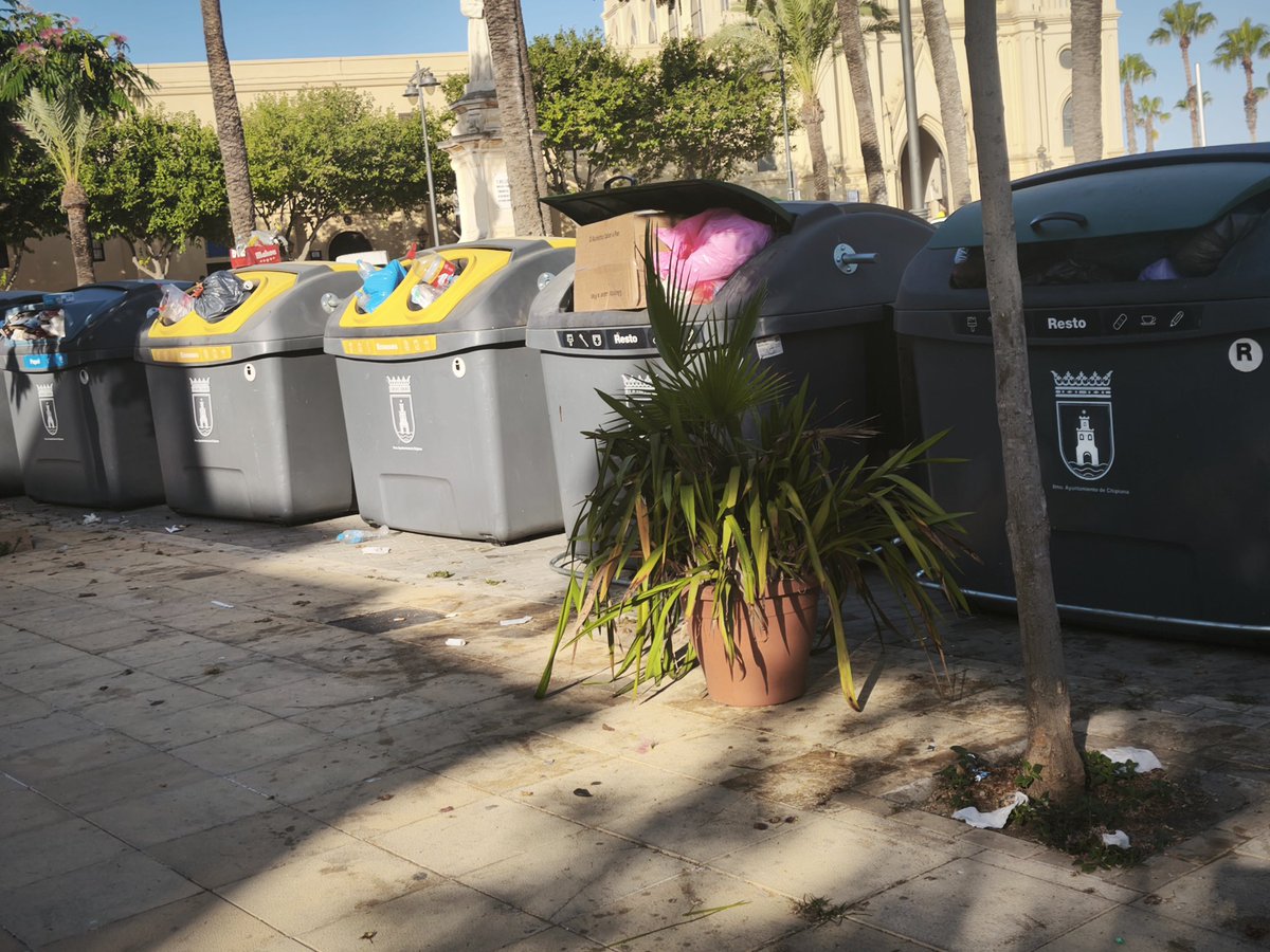 Susanabetis's tweet photo. Sr. Alcalde @lmaparcero este es el lamentable estado de los contenedores de la plaza del Santuario de Regla, con el consiguiente olor que nos provoca a los vecinos de esta zona, si se tienen que doblar los servicios habrá que hacerlo.  Fotos de anoche a las 23:30 y de ahora. https://t.co/5erNwUHK8D