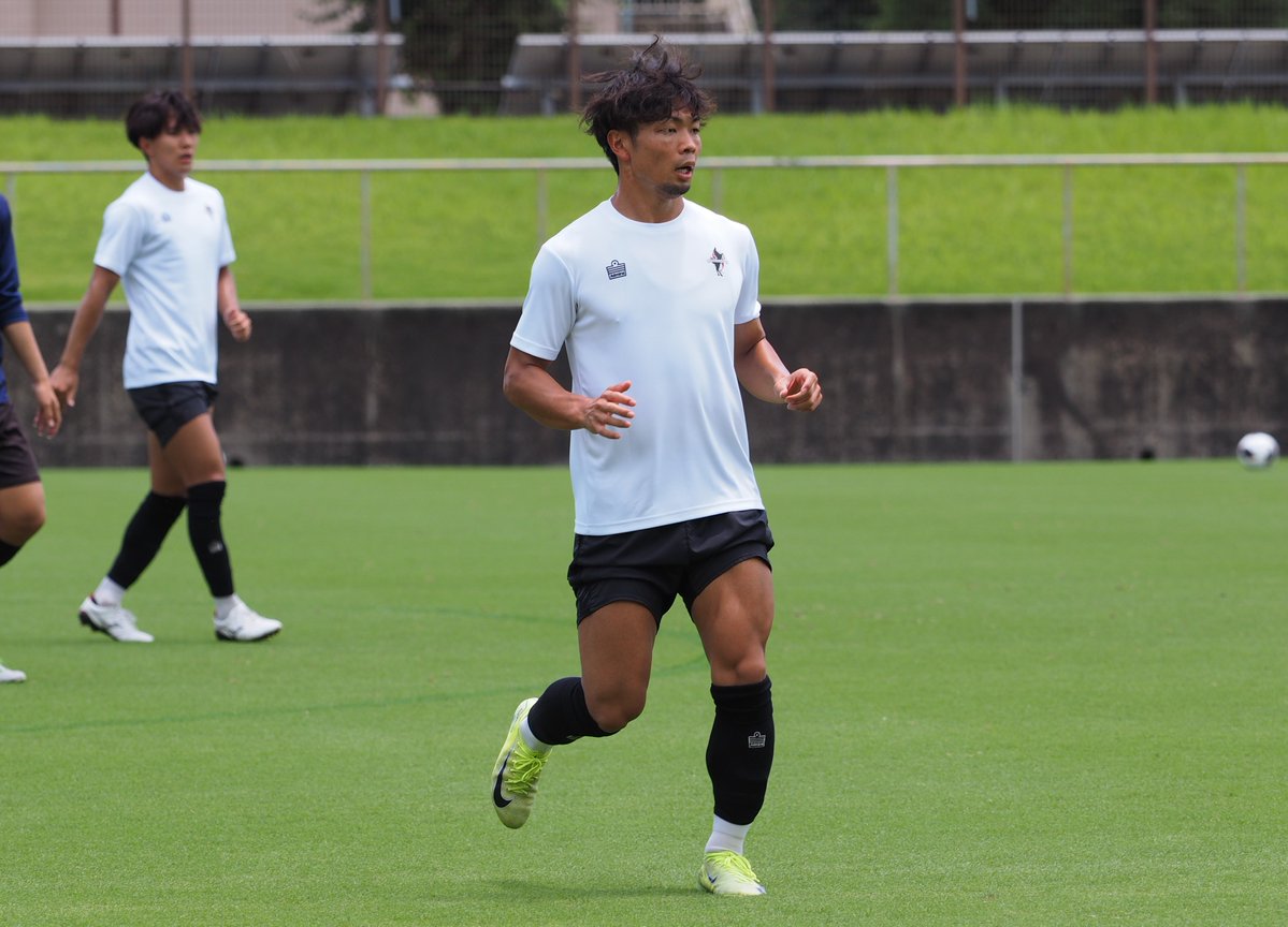 roassoofficial's tweet photo. 【トップチーム】
7/8（水）#ロアッソ熊本 は長崎国際大学とトレーニングマッチ（15分×4本）を行い、6-0勝利しました。
得点者は、#鹿取勇斗 選手、#藤井皓也 選手、#べジョンミン 選手が2ゴール、#石原央羅 選手、#永井颯太 選手です⚽
結果は👉https://t.co/6PlcMCn0al
強い日差しが照りつける30℃以上の真夏日となりましたが、15分ごとにクーリングブレイクを挟みながら行いました。

ここから練習やトレーニングマッチを重ね、チームの連携をさらに深め、約1か月後の開幕戦に向けて、全員で突き進みます。

#ロアッソ熊本
#やりきれだしきれつかみとれ