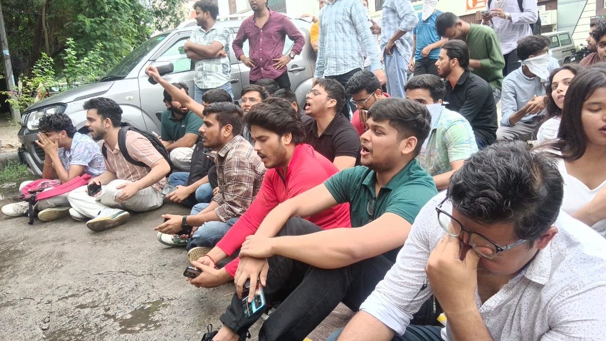 Neyha98's tweet photo. This is the reality of DSSSB Post Code 802/25 aspirants.
We studied for years, cleared the examination, and are now forced to sit on the streets just to demand our result. Aspirants should not have to protest for what is rightfully theirs. Every unnecessary delay affects careers, families, and pushes many candidates closer to becoming overage.
Release the 802/25 result without further delay. Aspirants deserve transparency, fairness, and timely recruitment.

@dsssbofficial @SandhuTaranjitS @ashishsood_bjp @gupta_rekha @LtGovDelhi

 #DSSSB #PRT802_25 #DSSSBPRT #PRTResultdate
#PRTTeacher