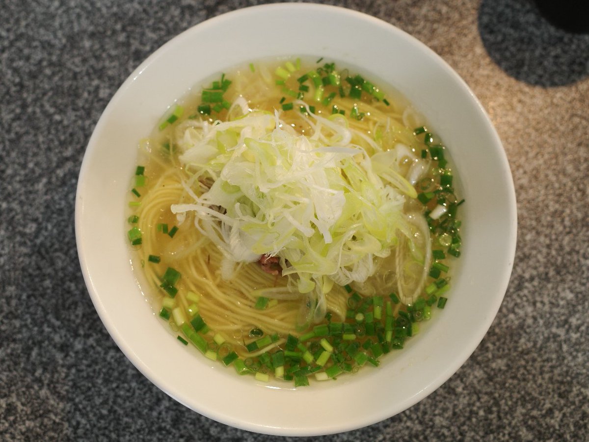 yoshi0005's tweet photo. #丑の上にも三年 @ #西日暮里
ヤバっ (ﾟﾛﾟ屮)屮
これハマっちゃったかも♥
牛テールのスープ最高です❗️😏
(笑)
#ラーメン #ビーフヌードル #西日暮里グルメ https://t.co/3FfB7n03Lt