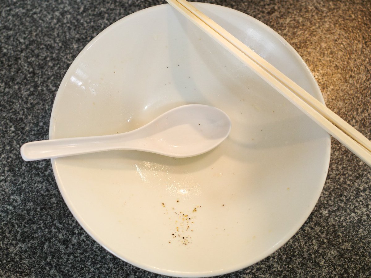 yoshi0005's tweet photo. #丑の上にも三年 @ #西日暮里
ヤバっ (ﾟﾛﾟ屮)屮
これハマっちゃったかも♥
牛テールのスープ最高です❗️😏
(笑)
#ラーメン #ビーフヌードル #西日暮里グルメ https://t.co/3FfB7n03Lt