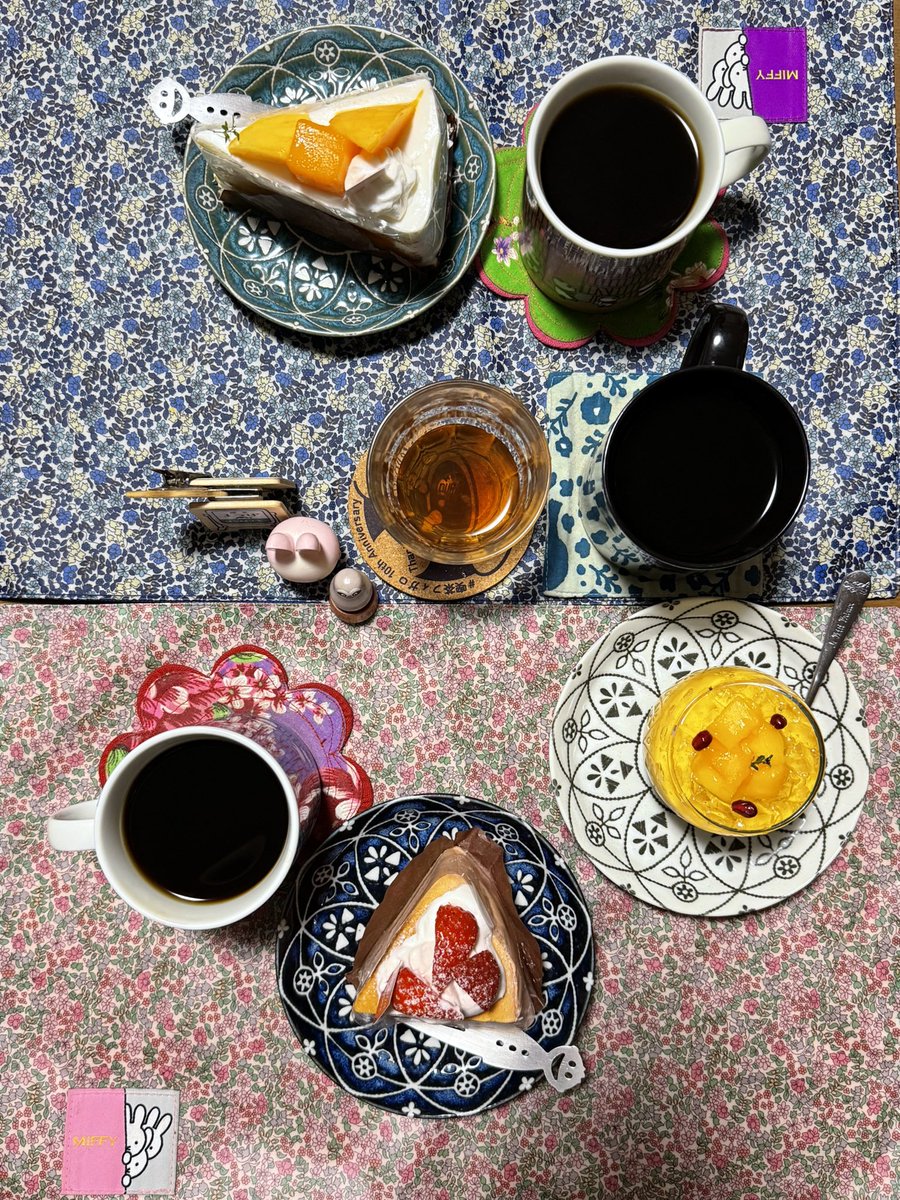 mkm_'s tweet photo. #gohan #oyatsu Uちゃんが遊びにきてくれたよ〜　夫のひとが淹れてくれた珈琲でケーキを食べます🍰🍰🍰 https://t.co/71yBPSm4EQ
