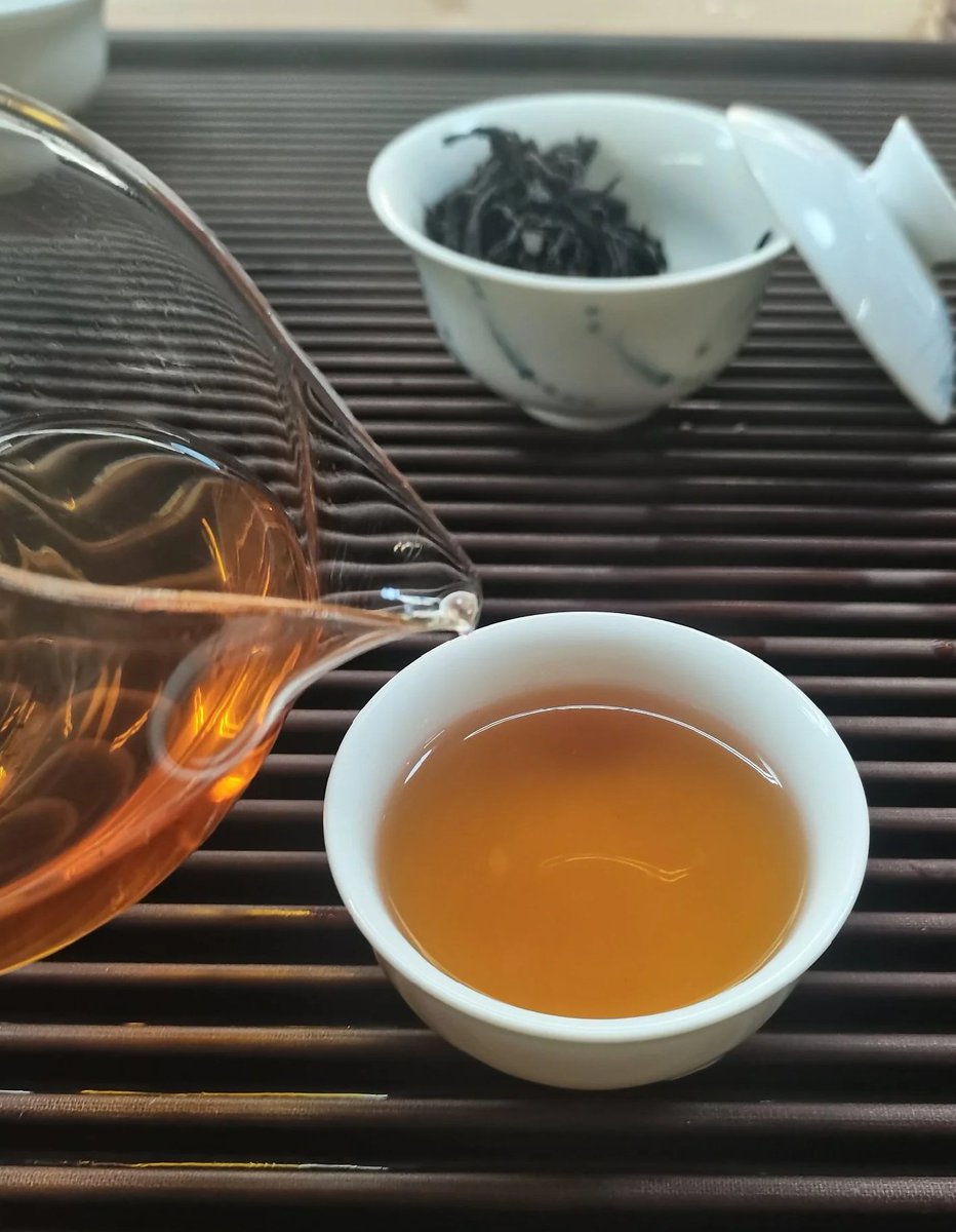 comet_6rose's tweet photo. 丁寧に淹れたお茶で、荒んだ心を浄化中。この琥珀色の一杯を飲んでいる時だけは、私もお上品な大人の女性。まあ、この後すぐポテチ開けるんだけどね。 https://t.co/4siH9WqjJH