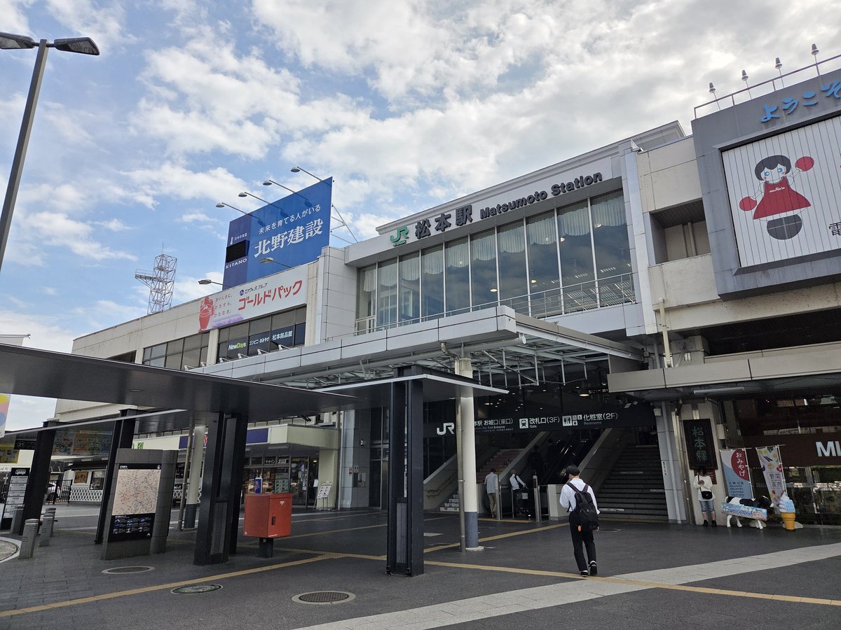 YAtrainaka's tweet photo. 松本に到着！
ダイ改前は前に3両繋いだから気笛を複数回聞けたけど、今回は9両編成のままだから何も無かった笑 https://t.co/G3VBweYW2S