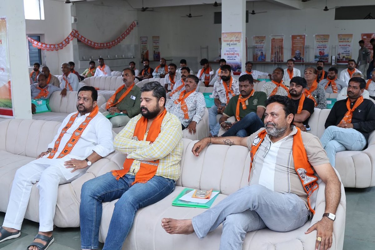 Kiritbhai_Patel's tweet photo. 📍ખડીયા(જૂનાગઢ)
પંડિત દીનદયાળ ઉપાધ્યાય પ્રશિક્ષણ મહાઅભિયાન–2026 અંતર્ગત આજે જુનાગઢ તાલુકાના પ્રશિક્ષણ વર્ગમાં ઉપસ્થિત રહેવાનો અવસર મળ્યો.
પ્રશિક્ષણ દ્વારા સંગઠનના વિચારો, રાષ્ટ્રસેવાની ભાવના, કાર્યપદ્ધતિ અને સમર્પિત કાર્યકર્તાના કર્તવ્યો અંગે માર્ગદર્શન પ્રાપ્ત થયું. આવા પ્રશિક્ષણ વર્ગો કાર્યકર્તાઓને વધુ સજ્જ, સક્રિય અને જનસેવા માટે સમર્પિત બનાવવામાં મહત્વપૂર્ણ ભૂમિકા ભજવે છે.
સંગઠન જ શક્તિ છે, સેવા જ સંકલ્પ છે.
🚩 ભારતીય જનતા પાર્ટી જિંદાબાદ
🇮🇳 વંદે માતરમ