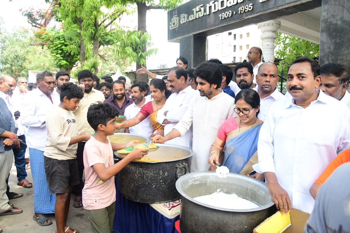 YSRCParty's tweet photo. తిరుపతిలో ప్రజాహృదయ నేత వైయస్ఆర్ కు ఘన నివాళులు…

ప్రజల గుండెల్లో చిరస్థాయిగా నిలిచిపోయిన మహానేత, దివంగత ముఖ్యమంత్రి డాక్టర్ వైయస్ రాజశేఖరరెడ్డి గారి జయంతి సందర్భంగా తిరుపతి కొర్లగుంటలో ఉన్న వైయస్ఆర్ విగ���రహానికి ఉమ్మడి చిత్తూరు, తిరుపతి జిల్లాల వైయస్ఆర్ కాంగ్రెస్ పార్టీ అధ్యక్షులు భూమన కరుణాకర రెడ్డి గారు, తిరుపతి వైయస్ఆర్ సీపీ ఇంఛార్జ్ రాష్ట్ర యువజన విభాగం వర్కింగ్ ప్రెసిడెంట్ భూమన అభినయ్ రెడ్డి గారు ఘనంగా పూలమాలలు వేసి నివాళులర్పించారు.

ఈ సందర్భంగా మాట్లాడుతూ..పేదల సంక్షేమమే పరమావధిగా పాలన సాగించిన మహానేత డాక్టర్ వైయస్ఆర్ ఆశయాలు, సంక్షేమం నేటికీ కోట్లాది మంది ప్రజలకు స్���ూర్తిగా నిలుస్తున్నాయని పేర్కొన్నారు. వైయస్ఆర్ చూపిన ప్రజాసేవ మార్గంలోనే వైయస్ఆర్ కాంగ్రెస్ పార్టీ నిరంతరం ముందుకు సాగుతుందని స్పష్టం చేశారు.

అనంతరం వైయస్ఆర్ జయంతి సందర్భంగా కేక్ కట్ చేసి, అన్నదాన కార్యక్రమాన్ని నిర్వహించి ఆయన సేవా స్ఫూర్తిని చాటిచెప్పారు. ఈ కార్యక్రమంలో మాజీ మేయర్ డాక్టర్ శిరీష గారు, వైయస్ఆర్ సీపీ నగర అధ్యక్షుడు మల్లం రవిచంద్ర రెడ్డి గారు, పార్టీ నాయకుల��, కార్యకర్తలు, అభిమానులు పెద్ద సంఖ్యలో పాల్గొన్నారు.

#77thYSRJayanthi
#YSRLivesOn
#FarmersDay