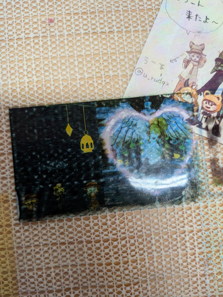 MEarth0's tweet photo. テーブルに入れてる名刺ですが、画像のように何枚か転写してグチャグチャになり保存不可能になってしまいました。申し訳ございません。 https://t.co/mPyIV5pYnU