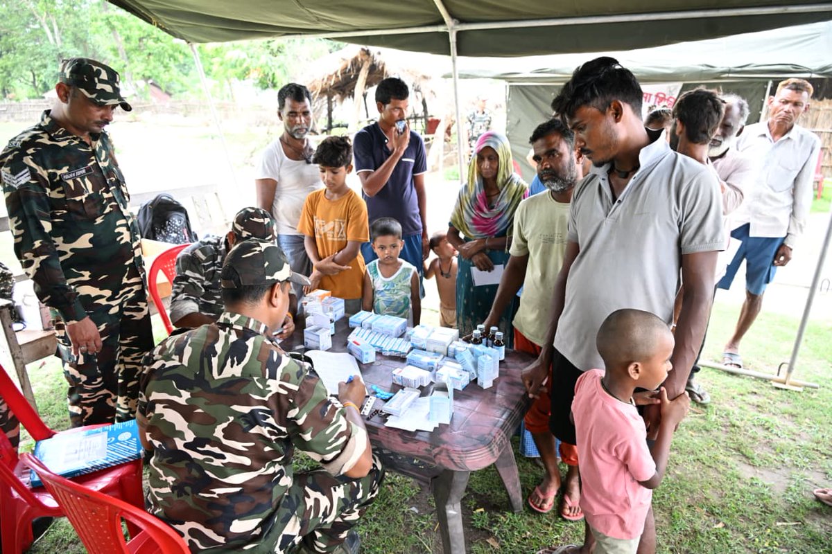70BnSSB_INDIA's tweet photo. 70वीं वाहिनी सशस्त्र सीमा बल लखीमपुर खीरी-II  'बी' समवाय द्वारा ग्राम कतरनियाघाट में 'मानव चिकित्सा शिविर' आयोजित किया गया। शिविर में डॉ. दिनेश कुमार, द्वितीय कमान अधिकारी (चिकित्सा) एवं उनके चिकित्सा दल द्वारा स्थानीय ग्रामीणों का स्वास्थ्य परीक्षण कर नि:शुल्क दवाइयां वितरित की https://t.co/ctktXgiTbu